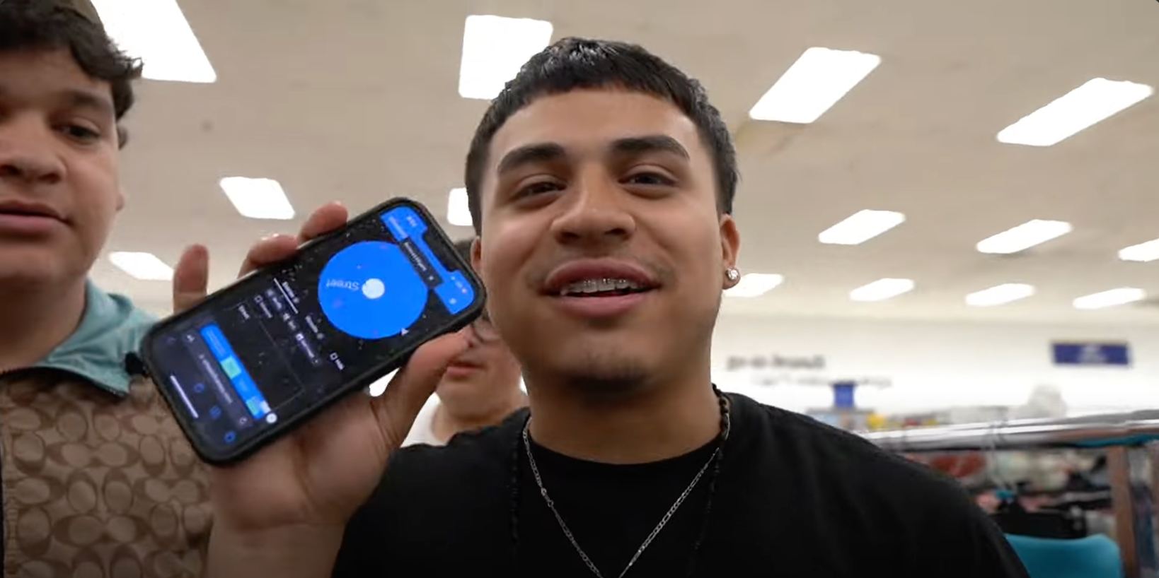 Cargar video: We paired up with eachother and tested who has the best drip. We asked completely random people to rate is for us ! Who do YOU think won?
